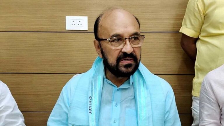कॉकरोच पार्टी बयान से गरमाई राजनीति, यूपी मंत्री का विपक्ष पर तीखा वार