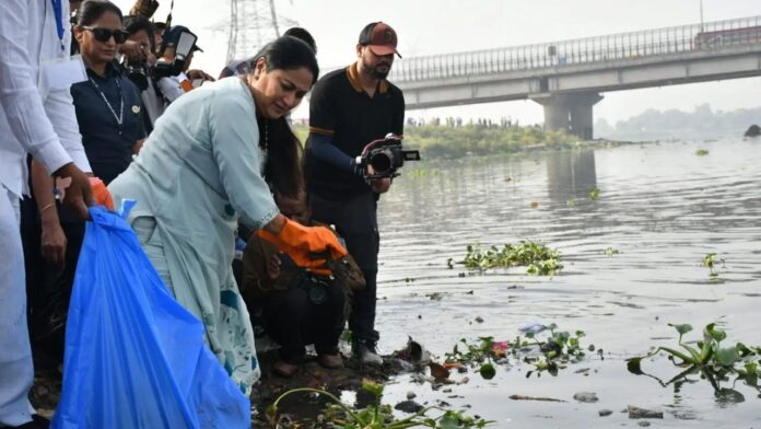 यमुना सफाई अभियान में उतरी दिल्ली सरकार, हजारों लोगों ने संभाली जिम्मेदारी