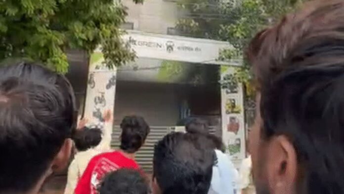 MP News: इंदौर बहुमंजिला इमारत के बेसमेंट में भीषण आग से मचा हड़कंप
