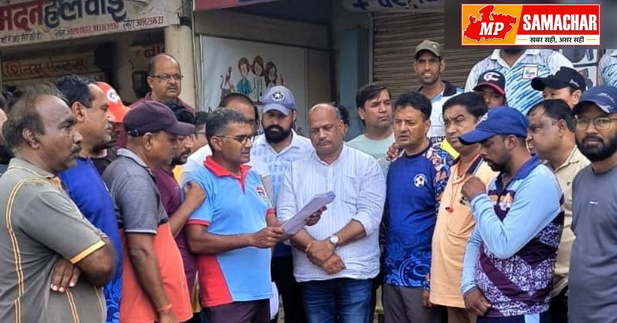 नीमच: खेल का मैदान बचाने के लिए सड़कों पर उतरे खिलाड़ी, स्कूल के लिए वैकल्पिक जमीन की मांग
