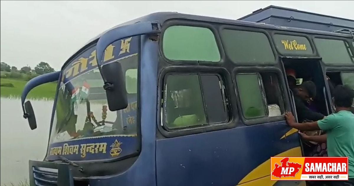 दमोह: नशे में धुत बस ड्राइवर ने दांव पर लगाई 50 यात्रियों की जान, सड़क से उतरी गौरी ट्रैवल्स की बस