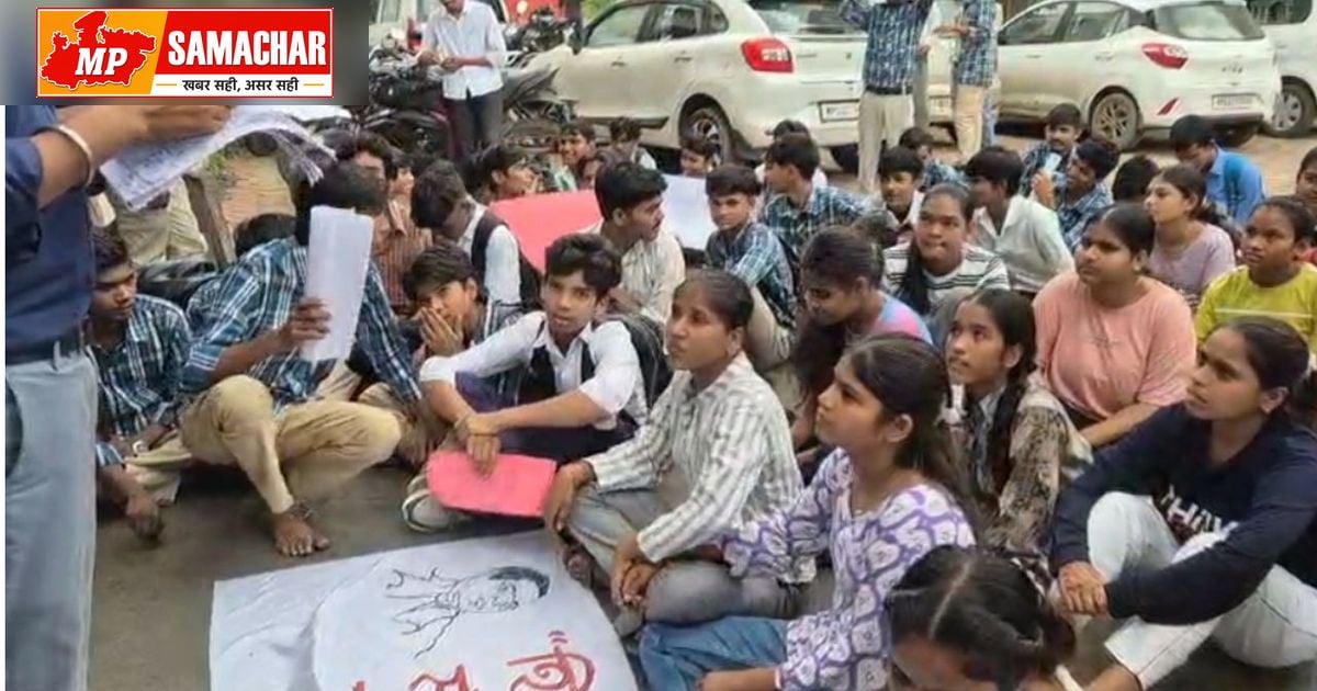 भोपाल: हॉस्टल की बदहाली से परेशान छात्रों ने भरी हुंकार, 10 किमी पैदल चलकर कलेक्टर को सौंपा ज्ञापन