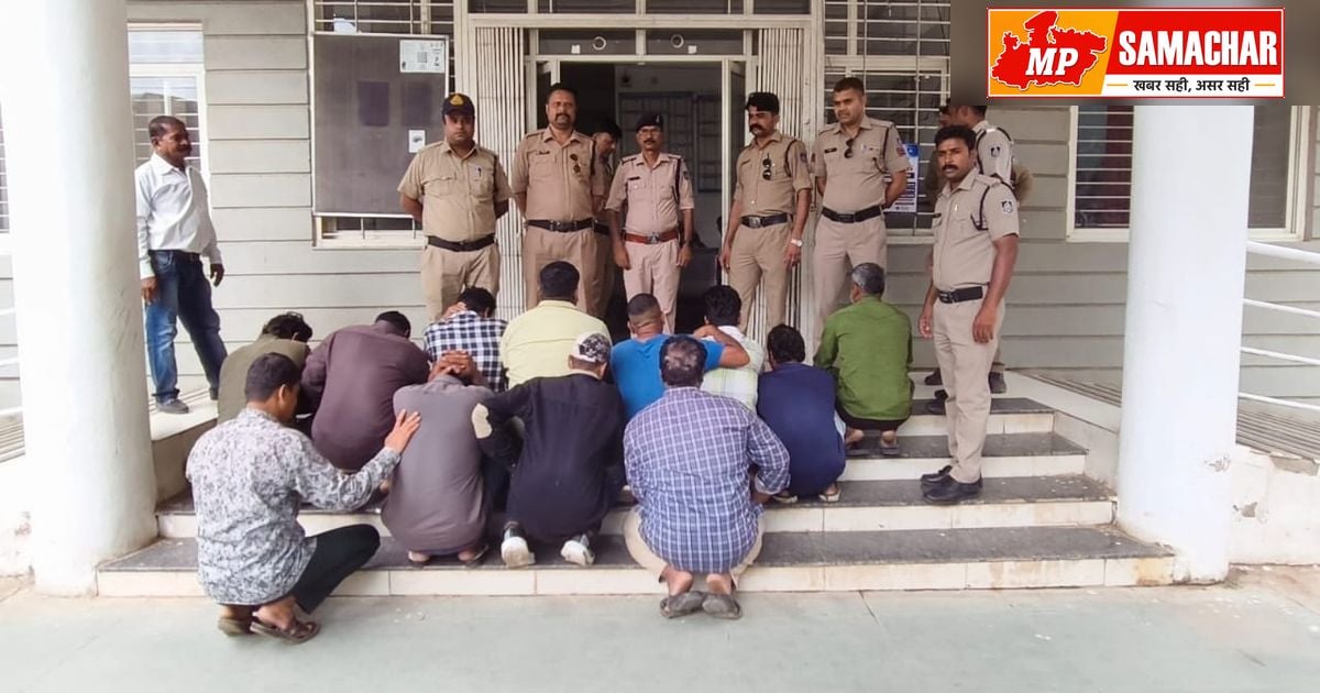 नीमच: ऑटो में सवार होकर पुलिस ने मारा जुए के अड्डे पर छापा, 12 लोग गिरफ्तार