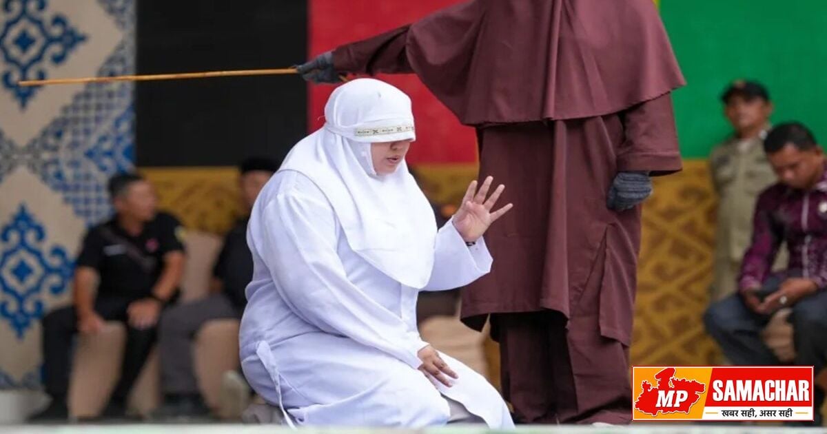इंडोनेशिया के आचे में शरिया कानून का क्रूर चेहरा: सरेआम कोड़े बरसाने से दहला प्रांत
