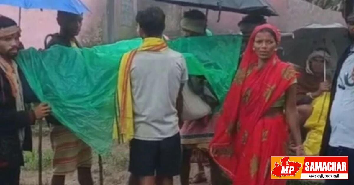 छिंदवाड़ा: सड़क न होने से डोली में ले जानी पड़ी गर्भवती, बच्चे की मौत