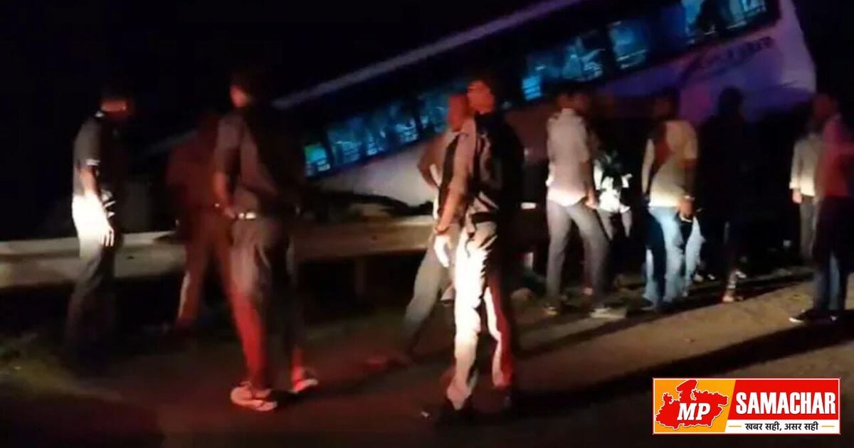 खरगोन: खाई के मुहाने पर अटकी स्कूली बच्चों से भरी बस, ग्रामीणों ने बचाई जान