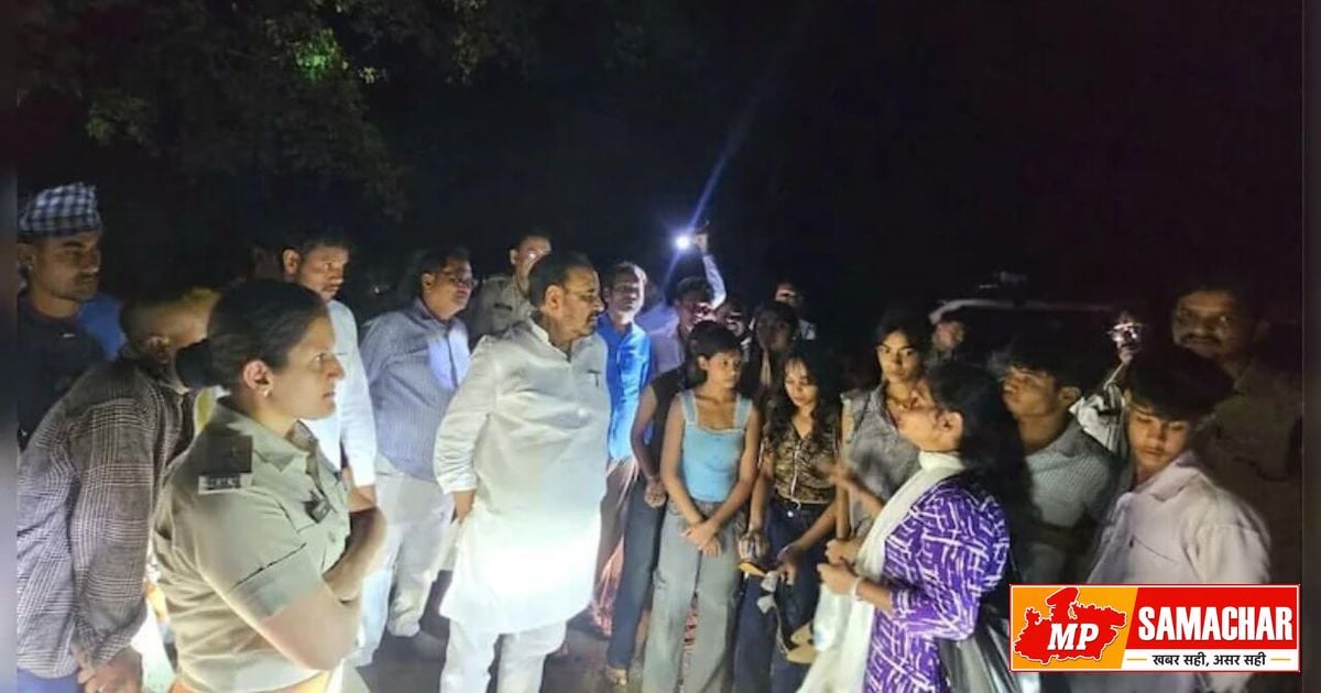 सागर में आपचंद गुफा के पास टापू पर फंसे 9 पर्यटक, SDRF ने बचाई जान