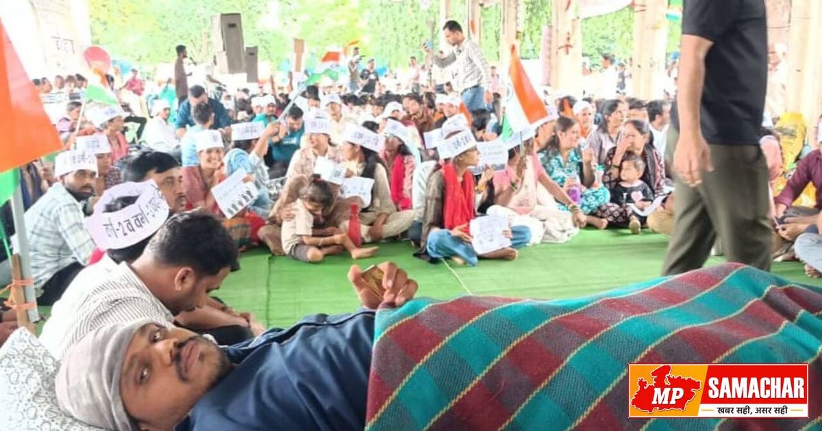 भोपाल: शिक्षक भर्ती में पद बढ़ाने की मांग को लेकर अभ्यर्थियों का अनिश्चितकालीन धरना