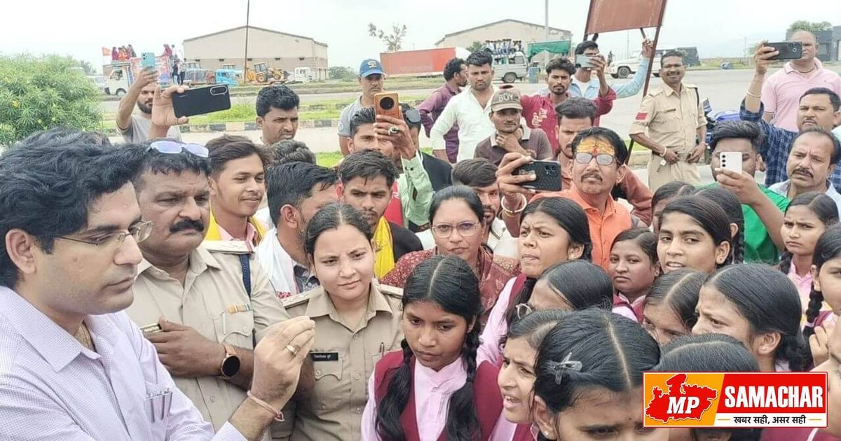 बड़वानी में छात्रों का अनोखा विरोध: कलेक्टर से मिलने पैदल निकले एकलव्य विद्यालय के सैकड़ों बच्चे