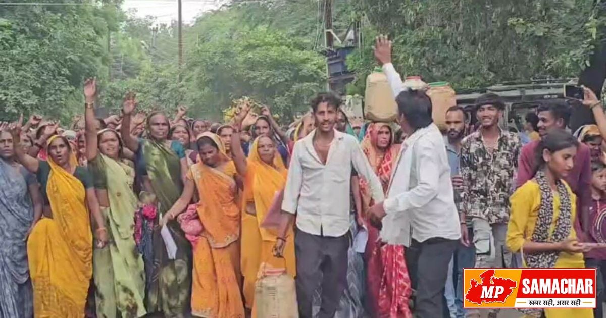 खंडवा: अवैध शराब के खिलाफ महिलाओं का अनोखा प्रदर्शन, सिर पर डिब्बे रखकर पहुंचीं कलेक्ट्रेट