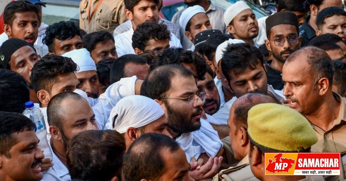 प्रयागराज: अतीक के बेटे उमर के काफिले ने टोल प्लाजा पर किया हंगामा, FIR दर्ज