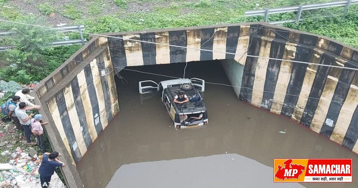 देवास: पानी में फंसी स्कूल वैन, ड्राइवर गिरफ्तार और स्कूल प्रबंधन पर भी केस