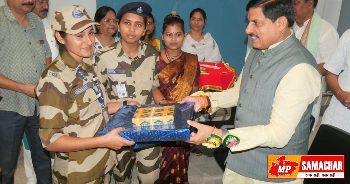 ग्वालियर एयरपोर्ट पर रक्षाबंधन की भावुक तस्वीर: CISF जवानों और लाड़ली बहनों ने सीएम मोहन यादव को बांधी राखी