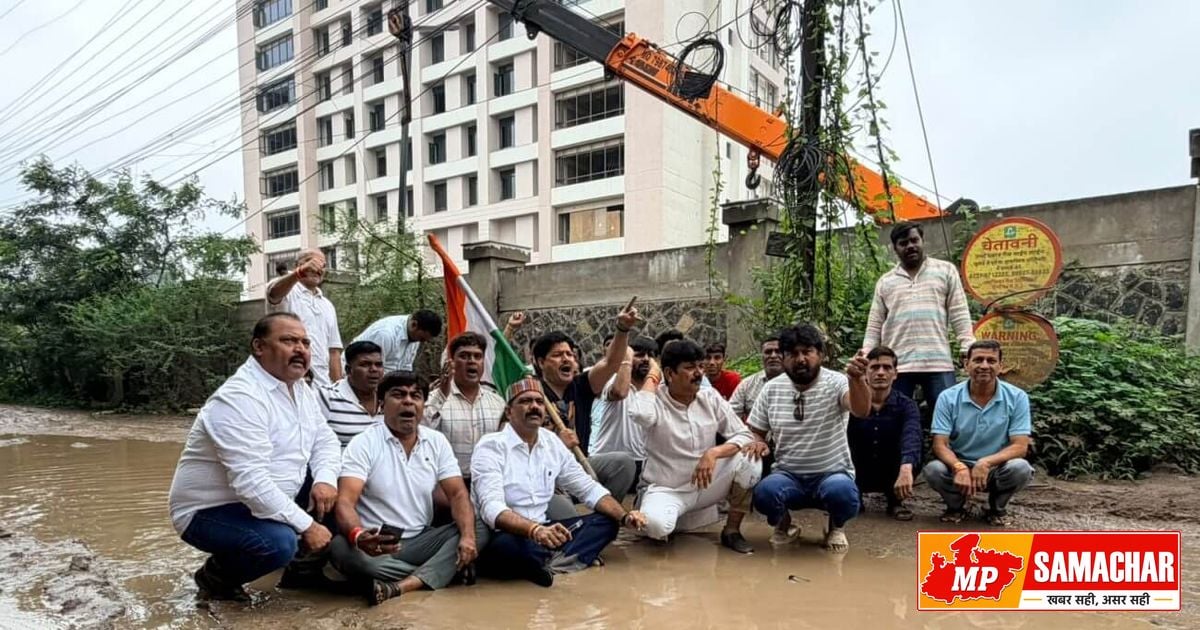 इंदौर में जर्जर सड़कों पर कांग्रेस का प्रदर्शन, नगर निगम को दिया 5 दिन का अल्टीमेटम
