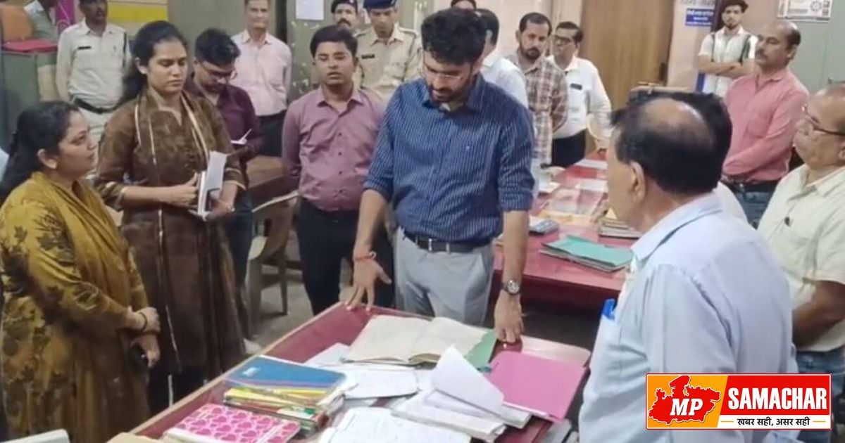 नीमच: नगर पालिका में कलेक्टर का औचक छापा, लंबित कार्यों को लेकर अधिकारियों को दी चेतावनी