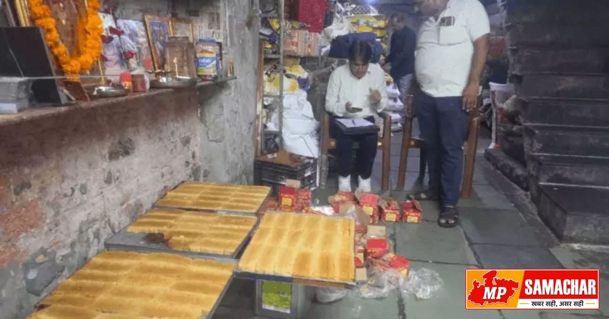 उज्जैन में मिलावट पर प्रहार: न्यू कैफे मयूरम से 54 किलो संदिग्ध मिठाई नष्ट