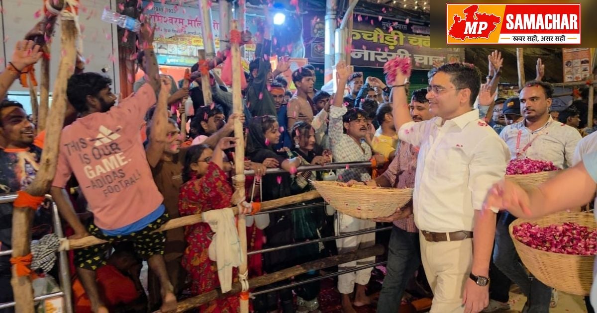 सावन के दूसरे सोमवार काशी विश्वनाथ में भक्तों की 4 किमी लंबी कतार