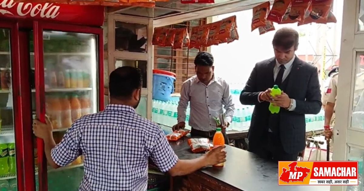 खंडवा स्टेशन पर रेलवे की बड़ी कार्रवाई: खराब खाने पर वेंडर्स पर जुर्माना, बिना टिकट यात्रियों पर भी कसा शिकंजा