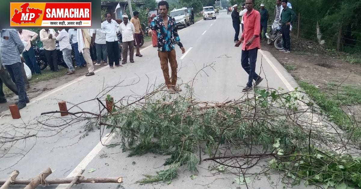 दमोह: श्मशान की कमी पर भड़के ग्रामीण, तीन शवों के साथ किया सड़क जाम