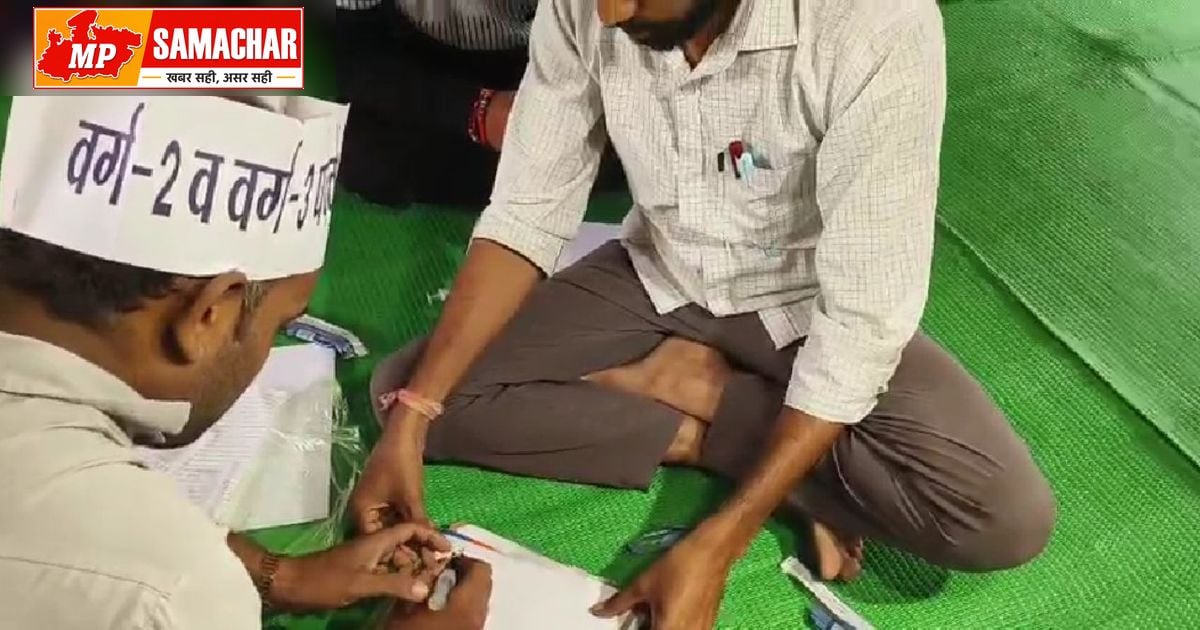 शिक्षक भर्ती: पद बढ़ाने की मांग को लेकर अभ्यर्थियों का अनोखा प्रदर्शन, खून से लिखा पत्र