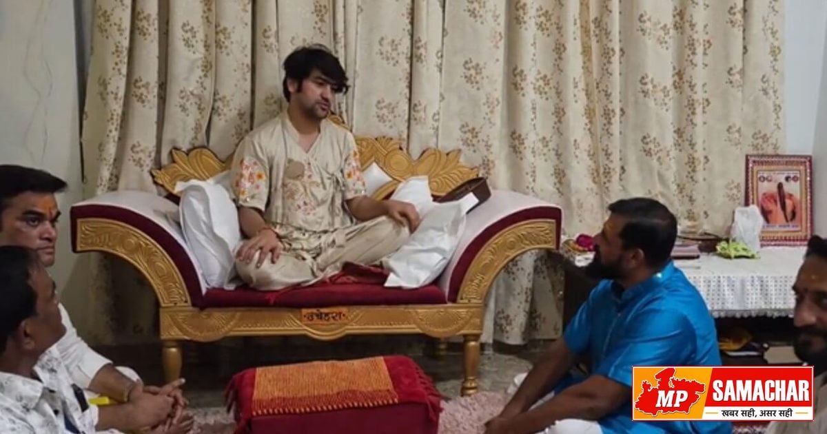 बागेश्वर धाम में टी राजा: मौलाना रशीदी को ‘मदरसों पर ध्यान’ देने की नसीहत, अखिलेश यादव पर भी कटाक्ष