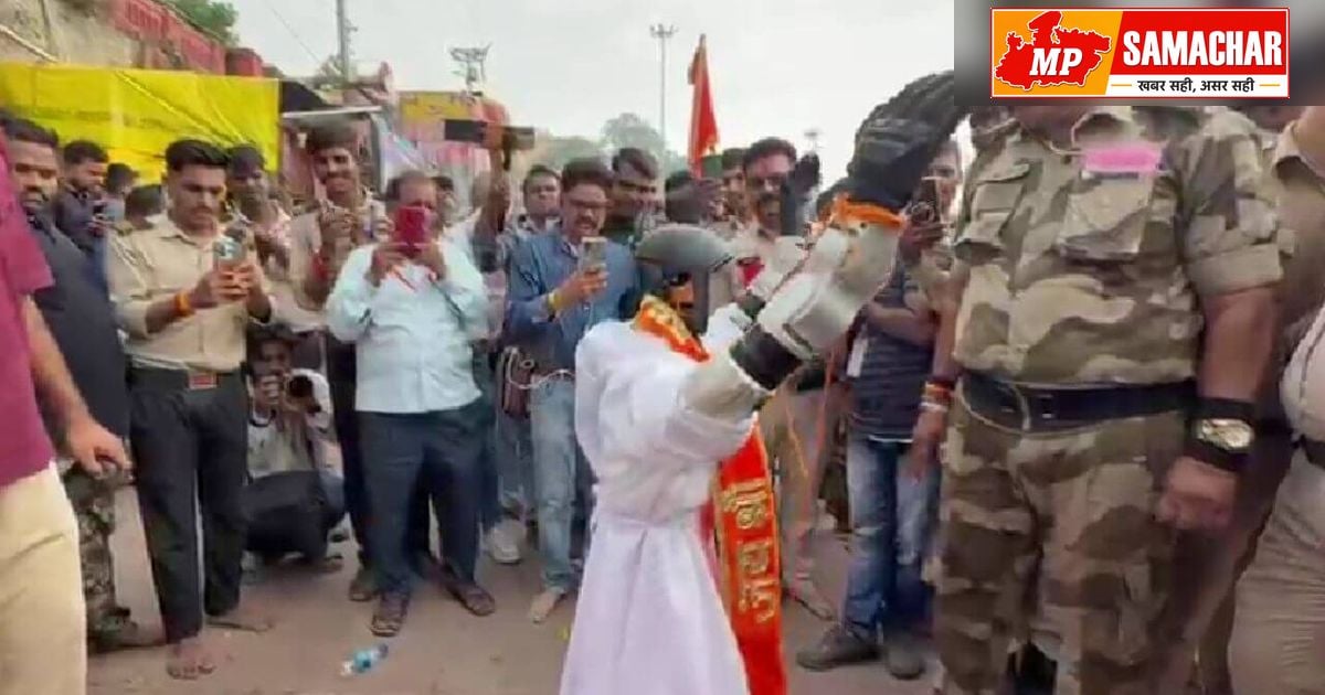 उज्जैन: महाकाल की सवारी में दिखा तकनीक का अनोखा संगम, रोबोट ने भजनों पर किया नृत्य