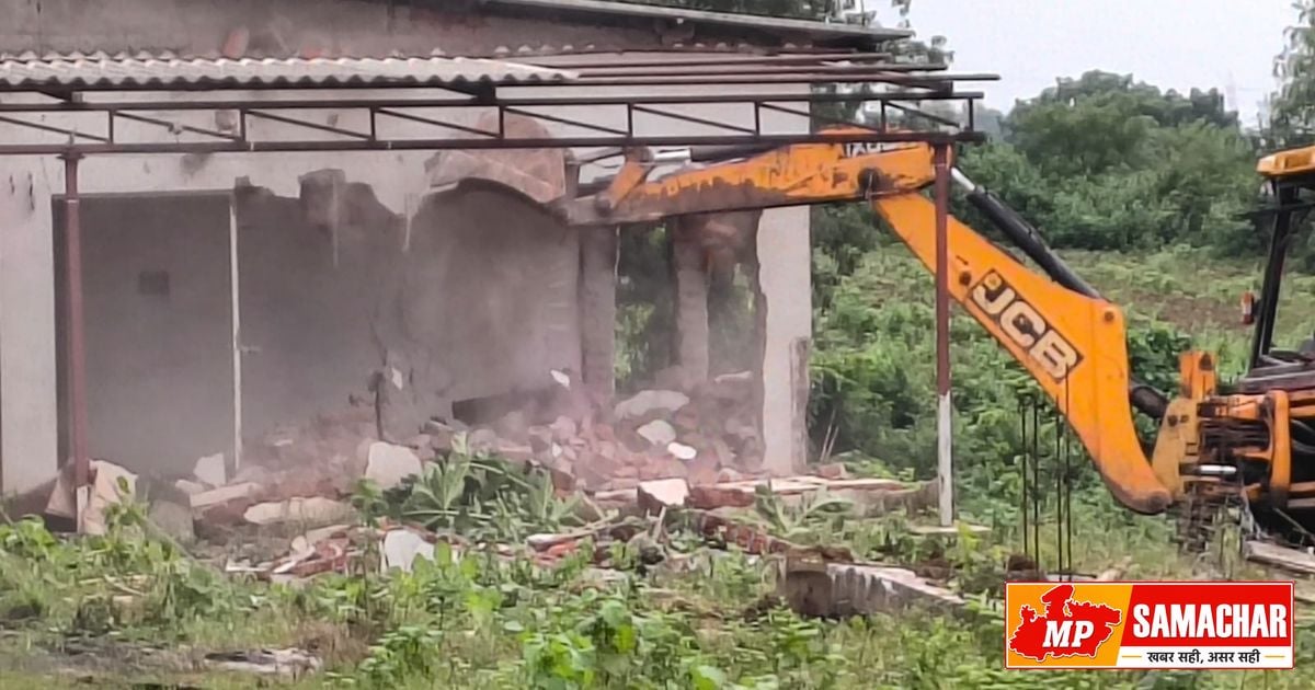 भेड़ाघाट: हेलीपैड की जमीन से अवैध कब्जा हटा, प्रशासन ने मुक्त कराई करोड़ों की सरकारी भूमि
