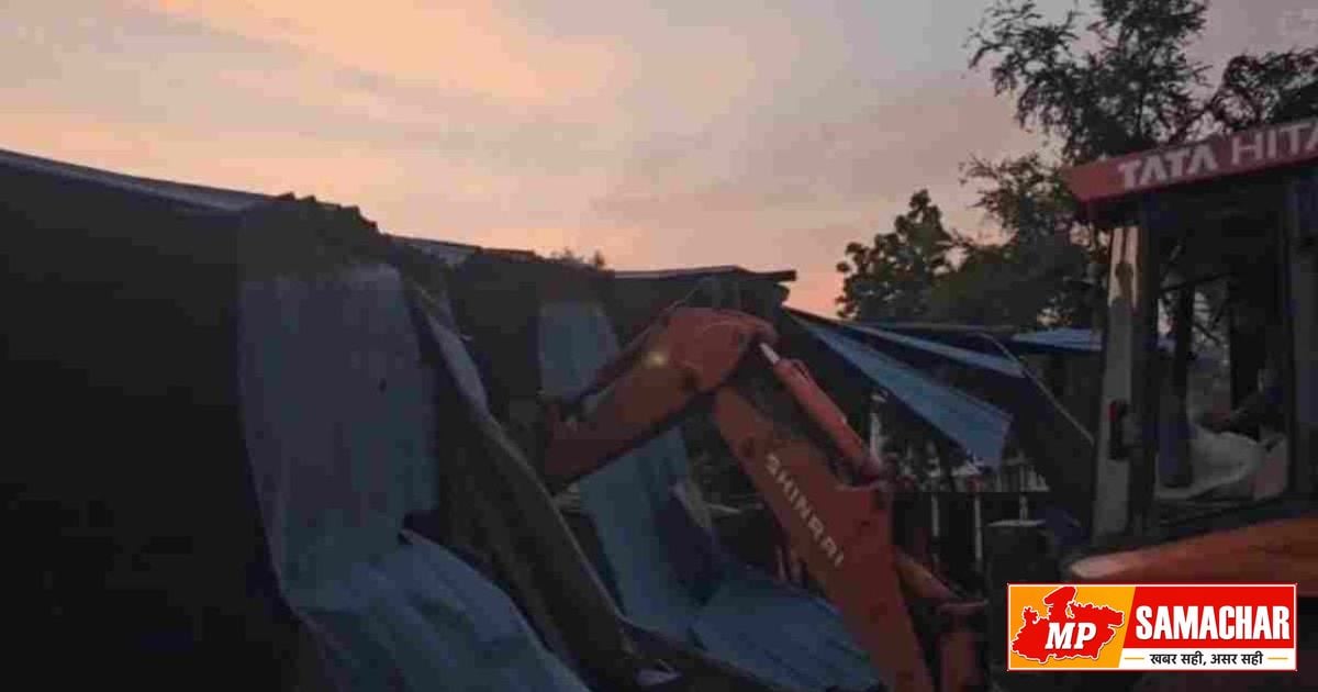 खंडवा में अवैध शराब अहाते पर चला प्रशासन का बुलडोजर, नियमों की उड़ रही थी धज्जियां
