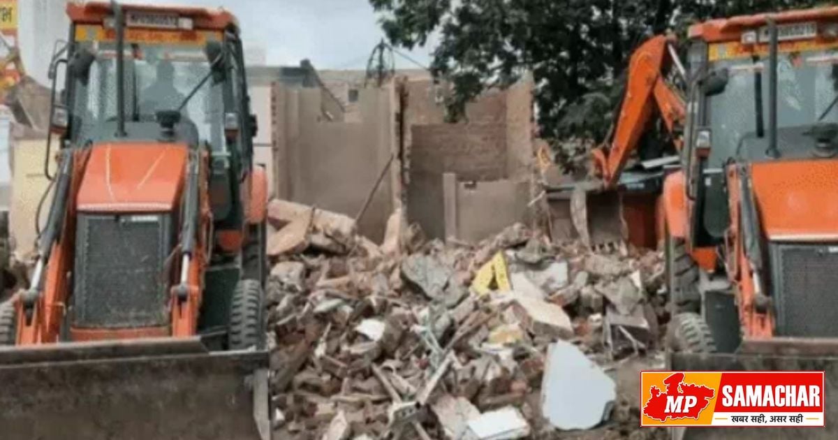 इंदौर में सड़क चौड़ीकरण के लिए चला नगर निगम का बुलडोजर, अवैध निर्माण ध्वस्त