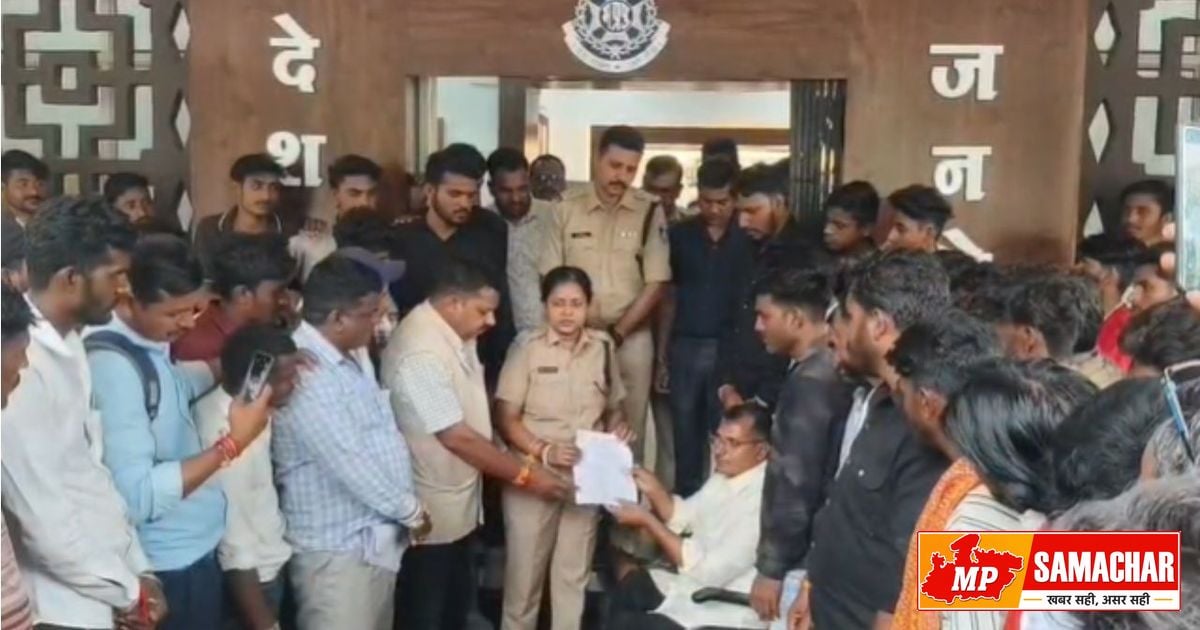 नीमच: धार्मिक बोर्ड अपमान मामले में बंजारा समाज का प्रदर्शन, पुलिस को सौंपा ज्ञापन