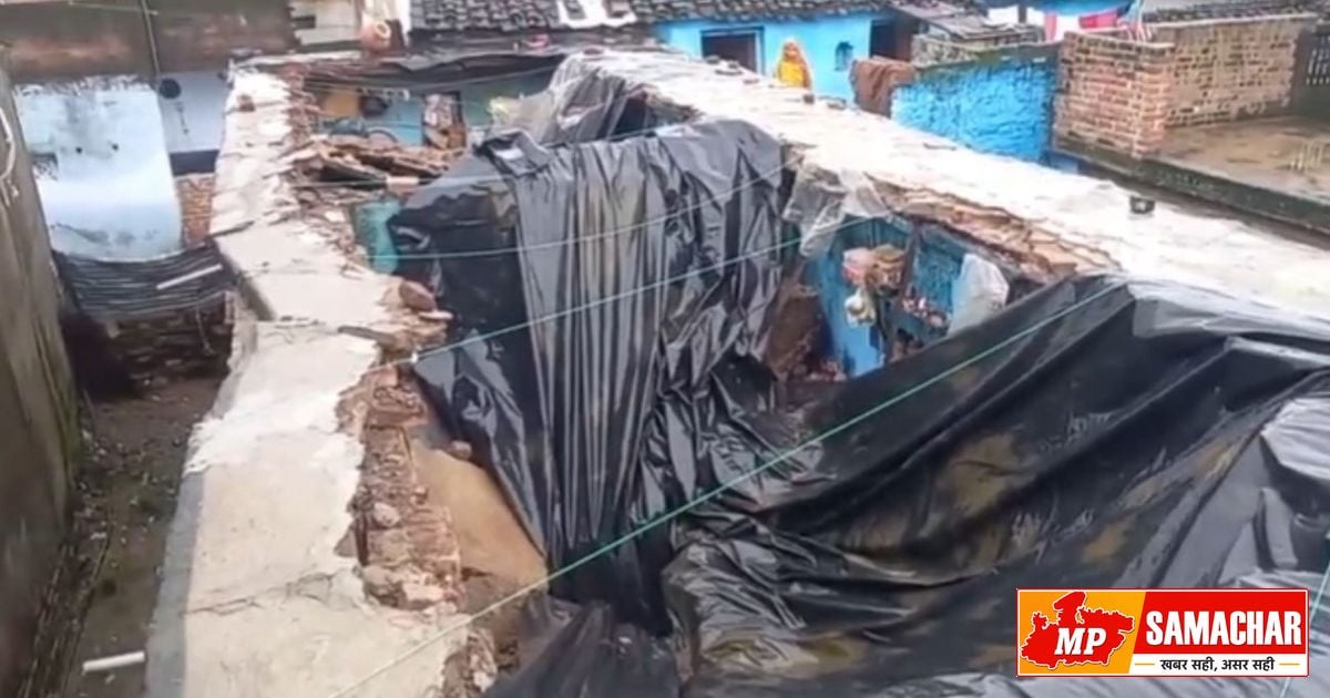 दमोह: मूसलाधार बारिश से ढहा दो मंजिला मकान, आधा दर्जन परिवारों का सामान मलबे में दफन