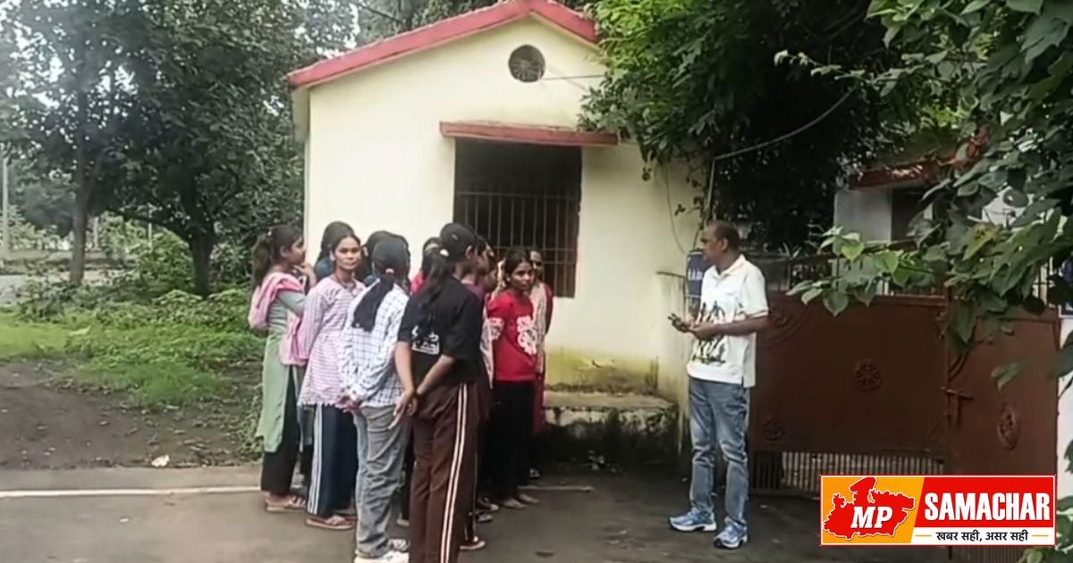 उमरिया: कन्या छात्रावास की छात्राओं का फूटा गुस्सा, अधीक्षिका पर प्रताड़ना और कुव्यवस्था के गंभीर आरोप