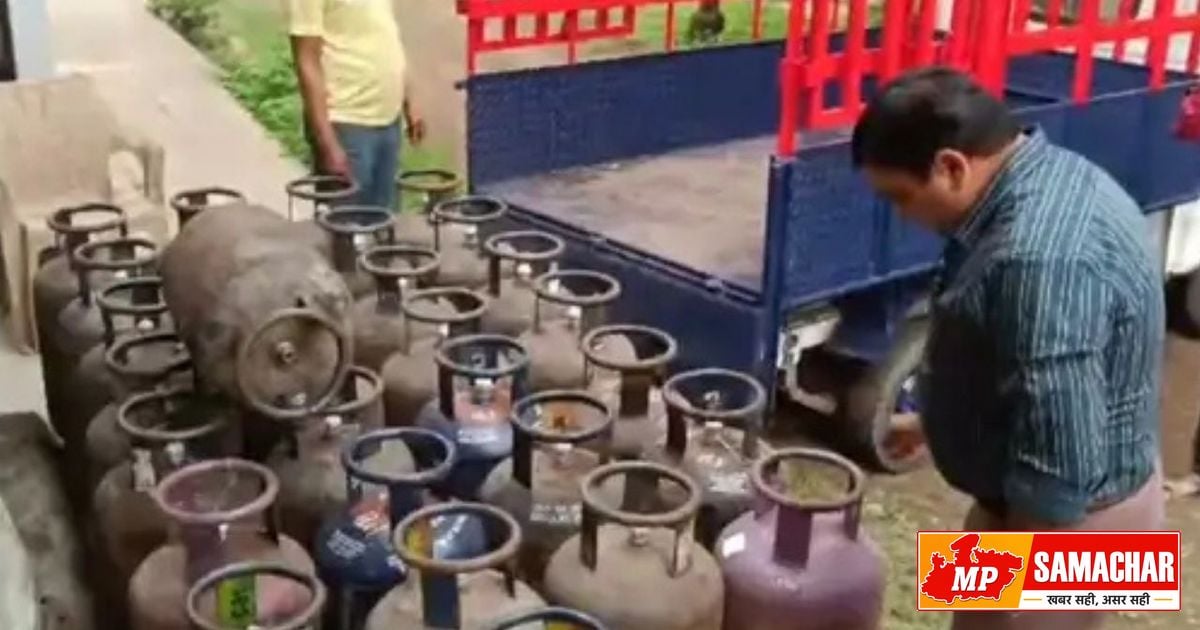 इंदौर में घर के अंदर चल रहा था गैस सिलेंडरों का अवैध गोदाम, प्रशासन ने की बड़ी छापेमारी
