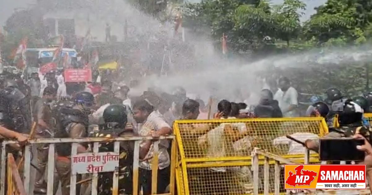 रीवा: जच्चा-बच्चा की मौत पर गरमाया माहौल, प्रदर्शनकारियों पर पुलिस का लाठीचार्ज और वाटर कैनन