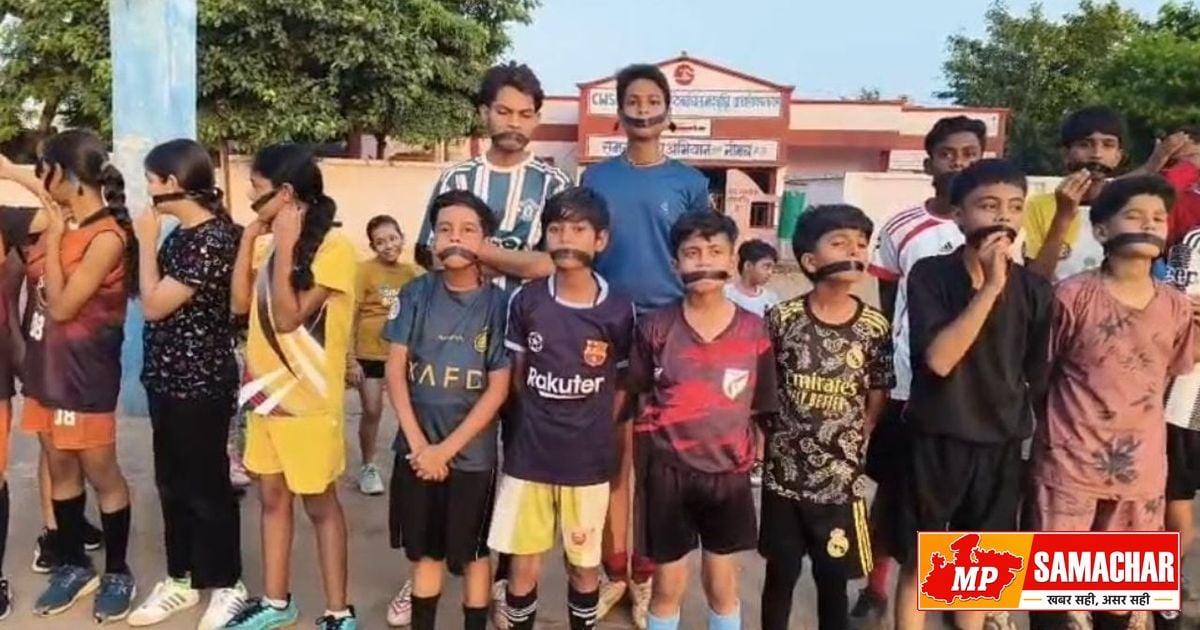 नीमच: खेल मैदान बचाने के लिए छात्रों का अनूठा मौन प्रदर्शन, व्यवस्था पर साधा निशाना